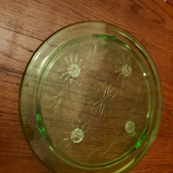 Green depression serving plate with feet.  Daisy flowers pattern Mint - Picture 9 of 10